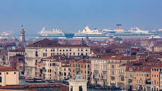 Kreuzfahrtschiffe im Hafen von Venedig.