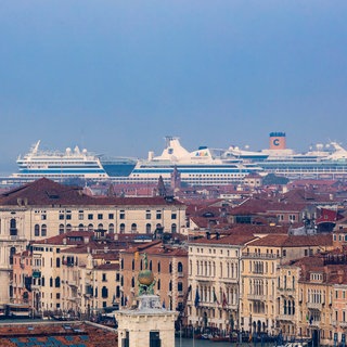Kreuzfahrtschiffe im Hafen von Venedig.