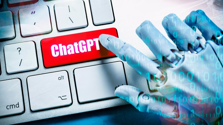 Roboterhand mit Binärcode drückt Taste mit Aufschrift ChatGPT auf einer Computertastatur