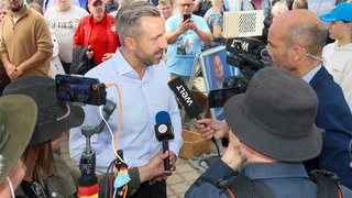 AfD-Spitzenkandidat Ulrich Siegmund besucht in Wolmirstedt einen Infostand der AfD zur Landtagswahl 2026 und spricht mit verschiedenen Medien.
