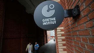Passanten gehen an einem Schild des Goethe-Instituts in Moskau, vorbei