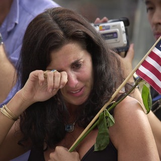 Eine Frau wischt sich die Tränen weg an einer provisorischen Gedenkstätte, die in New York nach den verheerenden Terroranschlägen vom 11. September 2001 eingerichtet wurde.