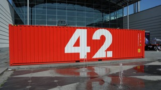Der Container 42 getaufte, smarte Ladungsträger begibt sich auf Datensammlungsreise um die Welt. 