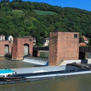 Schleuse von Heidelberg mit Frachtschiff. Archivfoto.