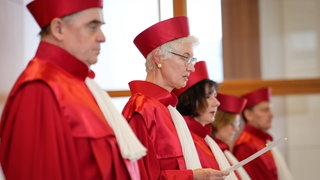 Richter in roter Robe 