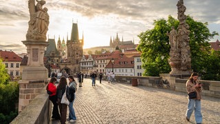 Tschechien: Blick von der Prager Karlsbrücke auf die Altstadt mit der Burg.