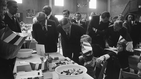 Prinz Claus eröffnet am 18. März 1976 das LEGO-Werk in Grootegast in der niederländischen Provinz Groningen.
