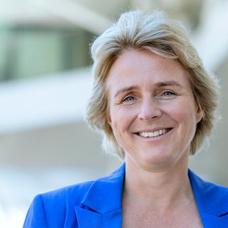 Dr. Melanie Wolfers, Theologin, Philosophin, Ordensfrau, Autorin, Speakerin, Podcasterin, Rednerin und TV-Moderatorin.