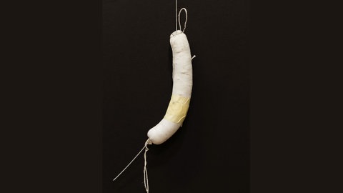 Die Betonwurst ist Teil eines Objektensembles des französischen Künstlers Baptiste Croze