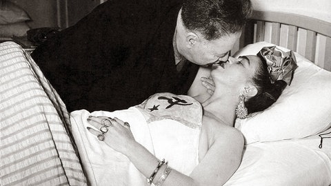 Diego Rivera lehnt sich über Frida Kahlo in ihrem Bett im Blauen Haus in Mexiko-Stadt. Das Foto entstand nach der Scheidung des Paares und vor ihrer erneuten Hochzeit.