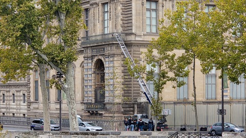 Mit einem zurückgelassenen Bauaufzug gelangten am 19. Oktober die Diebe ins Museum Louvre.