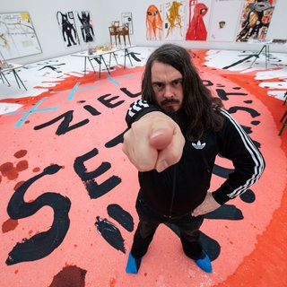 Jonathan Meese, Maler und Aktionskünstler, steht 2018 in der Ausstellung "Die Irrfahrten des Meese". 