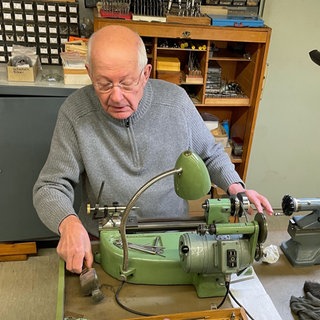 Matthias Naeschke (*1943) ist gelernter Uhrmacher, Uhrentechniker und Kirchenmusiker