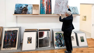 Artothek der Stadt Muenchen mit Leiter Johannes Muggenthaler in den Galerieräumen.