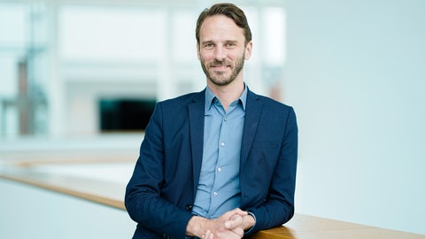 Johan Holten im steht im Atrium der Kunsthalle Mannheim.