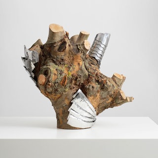 Rasmus Myrup, Protected but Penetrable, 2024, Stumpf aus Bergahorn, hammergeformtes Aluminium