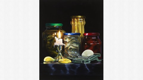 Das Werk "Kerze mit Eingelegtem" von Cornelius Völker in der Ausstellung VANITAS. DIE SCHÖNHEIT DES VERGÄNGLICHEN