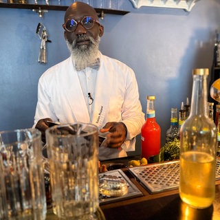 Mo Kaba mixt Cocktails zu Kunstwerken