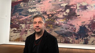 Michael Anthony Müller vor seinem Gemälde „Titanomachie“