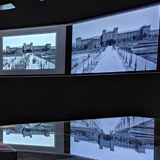 Projektionen zeigen in der Ausstellung, wie Fotos vor hundert Jahren retuschiert wurden