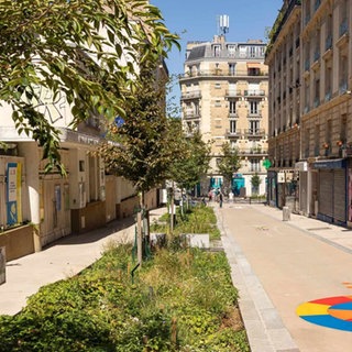 Blick in die autofreie und begrünte Rue aux écoles Ferdinand Flocon in Paris, 2023 