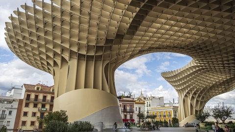 Riesige Skulptur in Form eines Pilzes in Sevilla, dient zur Verschattung und als Aussichtsplattform