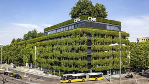 Siebengeschossiges Bürogebäude mit bepflanzter Fassade