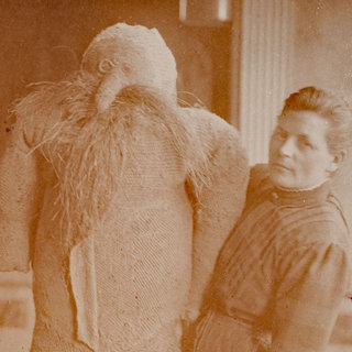 Katarina Detzel mit selbstgefertigter Stoffpuppe im Festsaal der Anstalt Klingenmünster, 1914, Fotografie