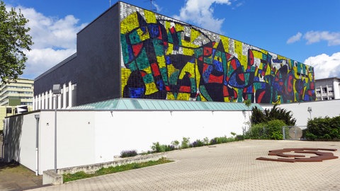 Ansicht des Kachelreliefs von Joan Miro auf der Fassade des Wilhelm-Hack-Museums in Ludwigshafen