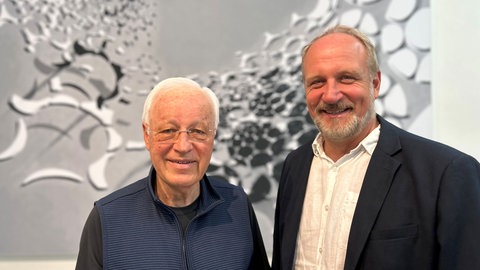 Jörg Michelfelder, Sohn des Künstlers (links) und sein Enkel, Jens Burkert