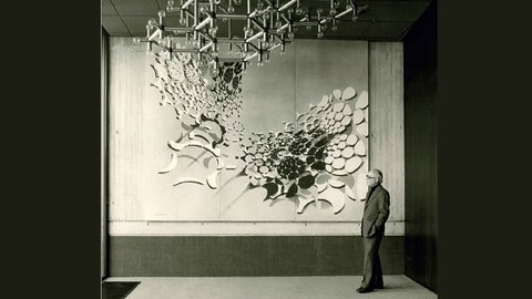 Reiner Michelfelder vor seiner Wandgestaltung im Kulturhaus Kornwestheim 1975