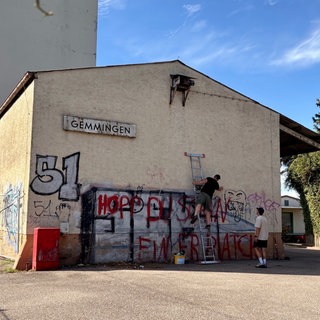 Künstler beim Bemalen von Wänden
