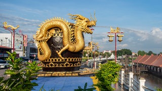 Große goldene Drachenfigur am Pracha Phatthana Staudamm an der Voradech-Straße in der Stadt und Provinz Ratchaburi in Thailand.