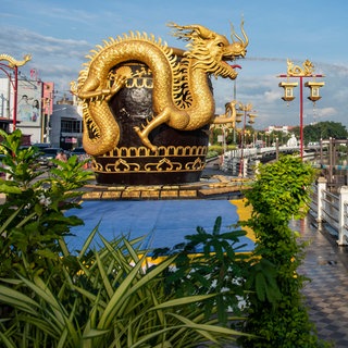 Große goldene Drachenfigur am Pracha Phatthana Staudamm an der Voradech-Straße in der Stadt und Provinz Ratchaburi in Thailand.