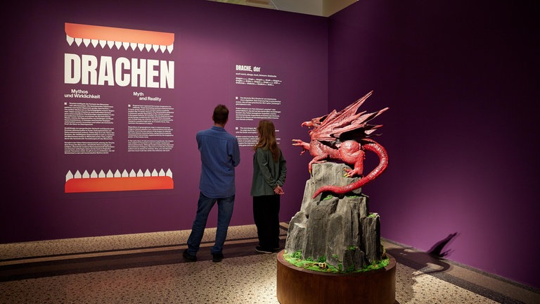 Blick in die Ausstellung „Drachen — Mythos und Wirklichkeit“