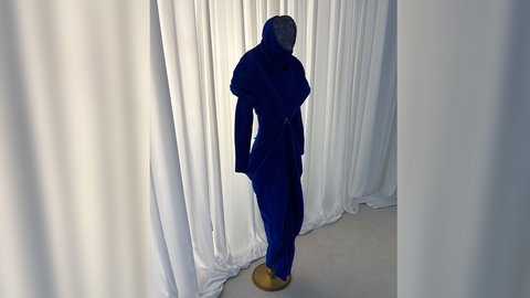 Blaues Samtkleid mit Kapuze