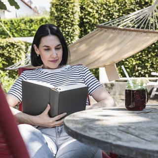 Lesenswert Magazin am 20.07.2025 - Frau im Garten mit Buch