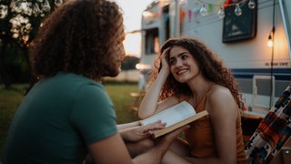 lesenswert Magazin am 24.8.2025 - Man reading book to girlfriend 
