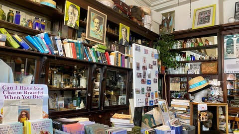Sweny‘s pharmacy (1) - hier kann man noch heute die Zitronenseife aus James Joyces‘ Ulysses kaufen. Der winzige Buchladen wird heute von ehrenamtlichen Mitarbeiter:innen geführt. Wer Ulysses durchgelesen hat, bekommt einen Stempel.