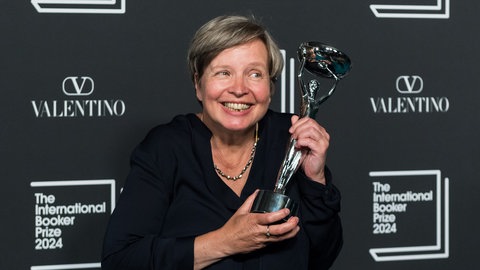 Jenny Erpenbeck mit der Trophäe des International Booker Prize 2024