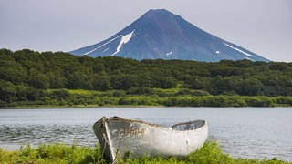 Ein Kanu am Ufer des Kurilensee, im Osten Russlands