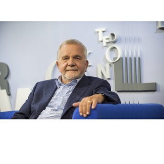 Rüdiger Safranski bei der Frankfurter Buchmesse 2015. Er sitzt in einem blauen Sessel, im Hintergrund eine hellblaue Wand mit Buchstaben.