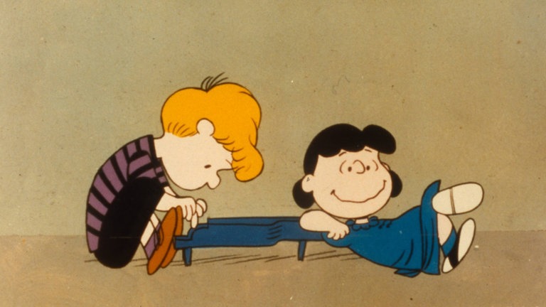 Comic Die Peanuts: Lucy lehnt sich an das Klavier von Schroeder