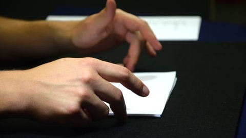 Das Manuskript von „Die Schlafenden“ liegt bereit. Während dem Vorleseprozess werden noch Hinweise auf Betonung, Tempo und Pausen markiert.