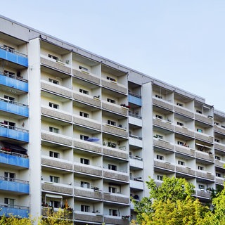 Plattenbau mit Balkonen