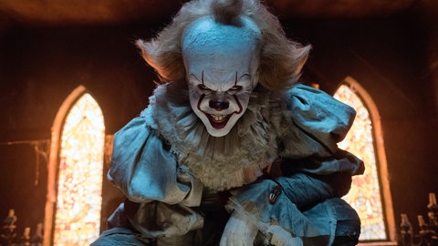 Bill Skarsgard als Pennywise in einer Szene des Films "Es" (Buchautor Stephen King).