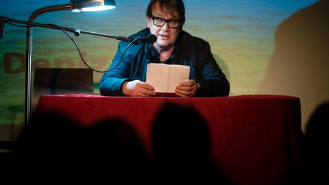 Autor bei einer Lesung