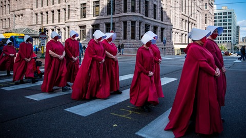 Stiller Protest in den Roben aus "Handmaid's Tale".