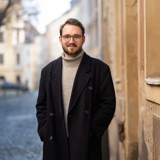 Autor Lukas Rietzschel steht in Görlitz. 