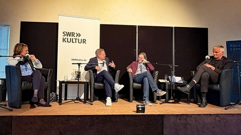 Kirsten Voigt, Carsten Otte, Daniela Strigl und Gerrit Bartels bei der SWR Bestenliste im Künstlerhaus Ebenkoben.